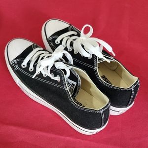 Women's size 7.5 platform low top converse